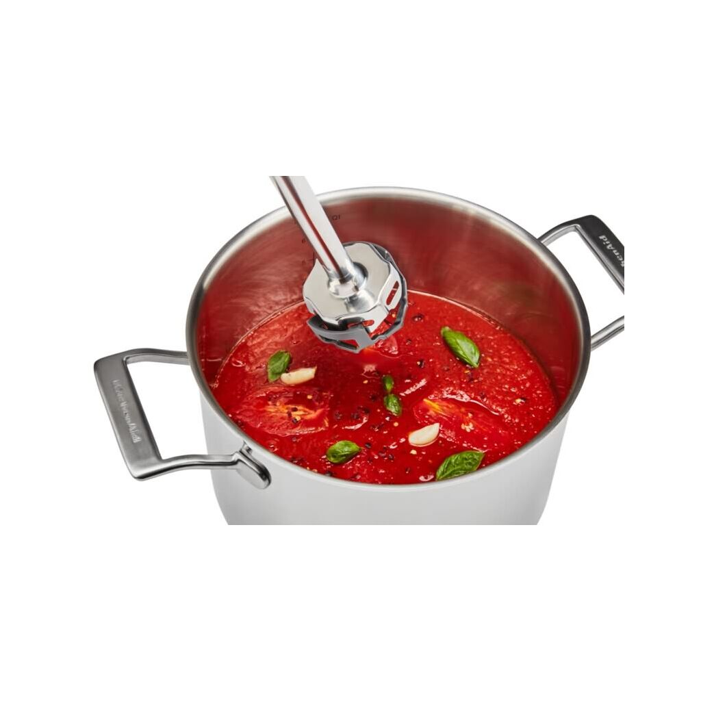 KitchenAid Handmixer in Anwendung KitchenAid Stabmixer beim Pürieren von Suppe