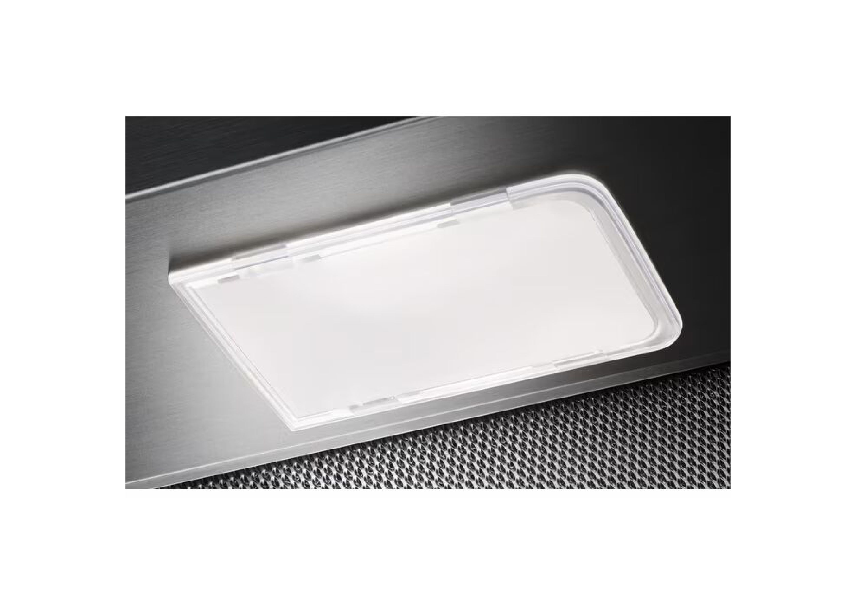 Nahaufnahme einer der hell leuchtenden, rechteckigen LED-Leuchten an der Unterseite der Dunstabzugshaube.