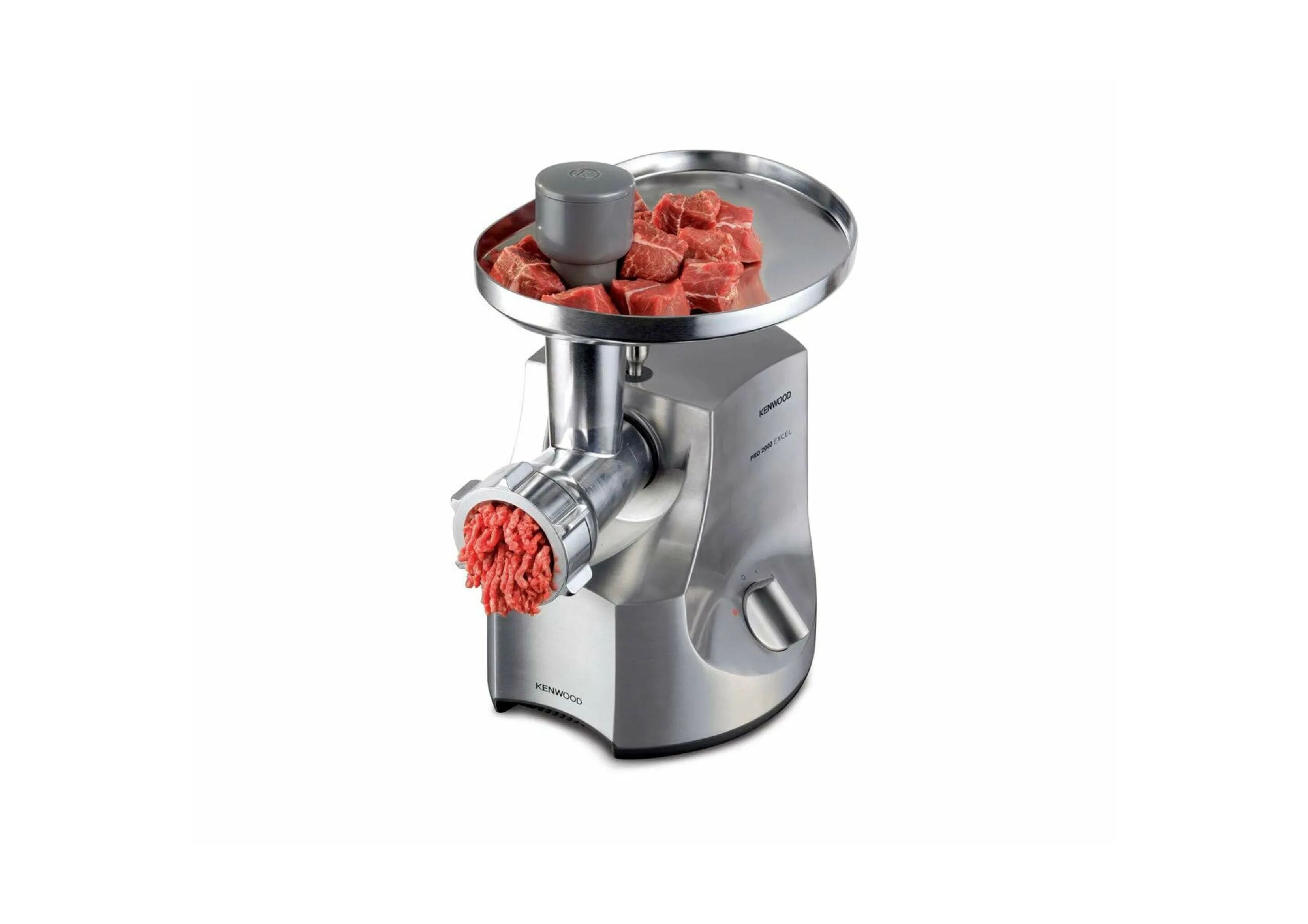 Der Kenwood Fleischwolf in Aktion, während frisches, rotes Hackfleisch aus der Lochscheibe austritt.