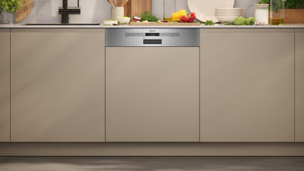 Neff Geschirrspüler S245ECS15E eingebaut in moderne Küchenzeile, Tür geschlossen