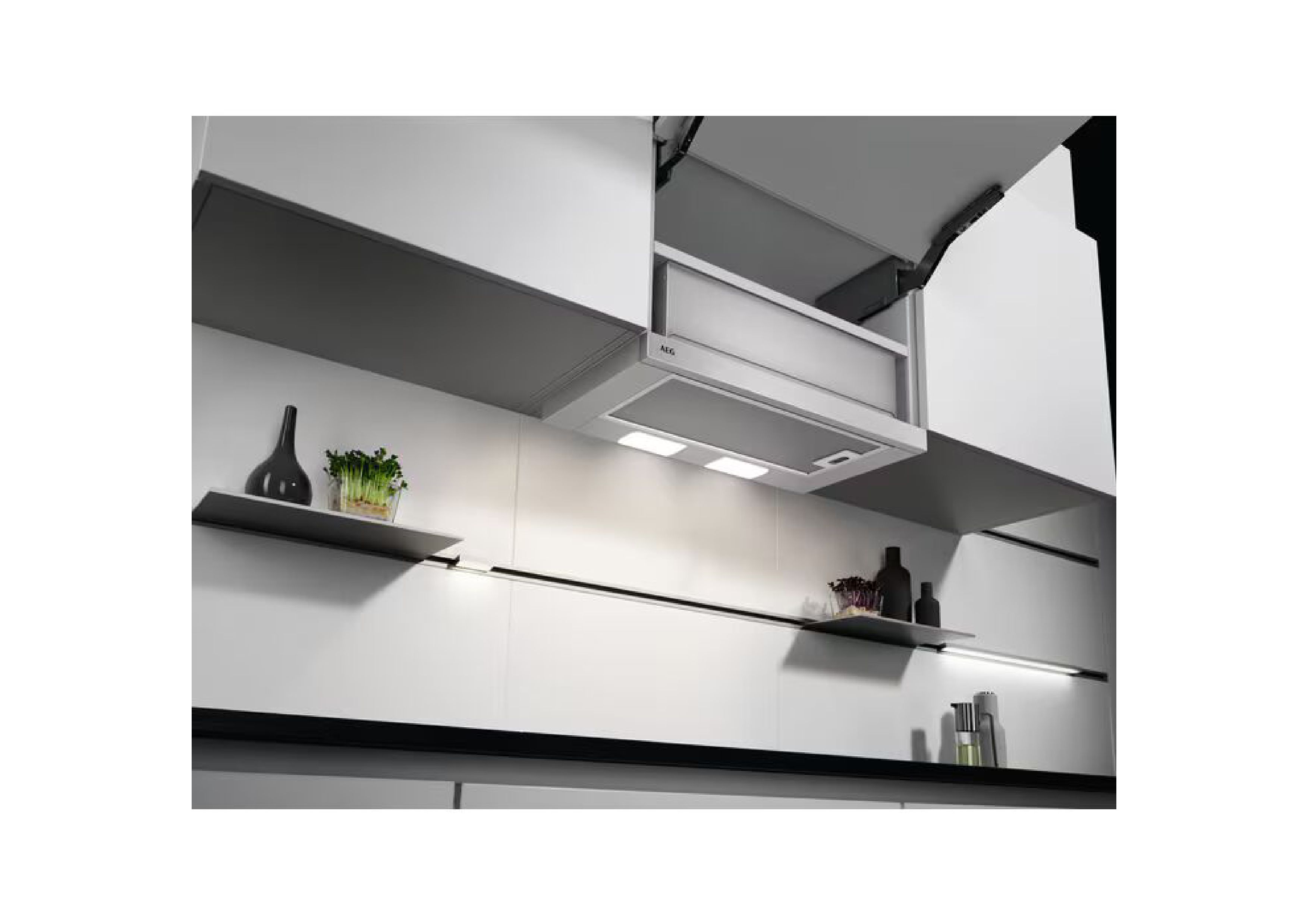 Unteransicht einer in die Küchenzeile integrierten Flachschirmhaube mit eingeschalteter LED-Beleuchtung über einer Arbeitsplatte.