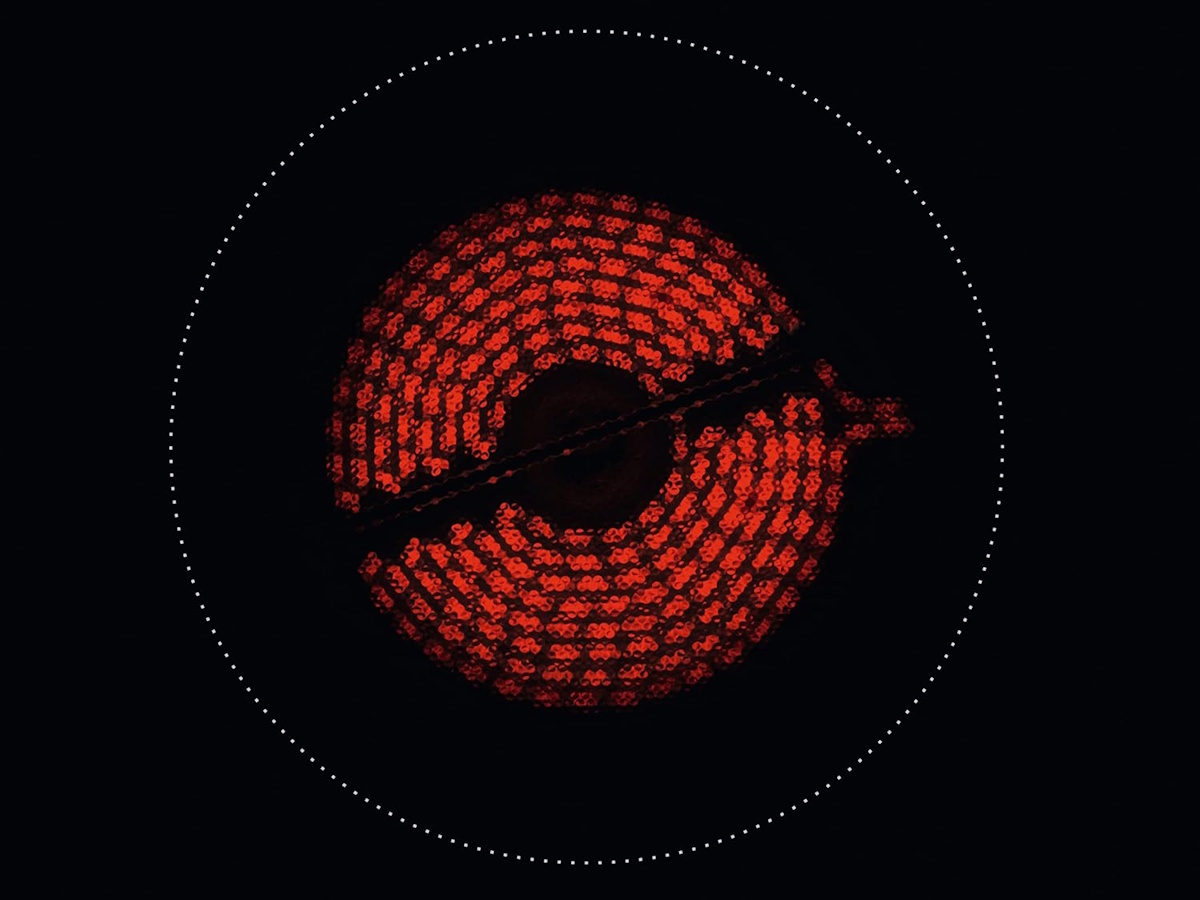 Detailed view of the circular dual-circuit cooking zone for adjusting to different pot diameters.