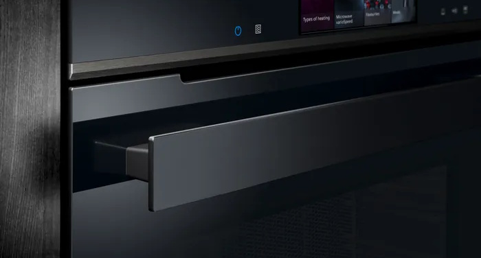 Siemens HB978GMB1 Premium Einbau-Dampfbackofen in einer modernen Design-Küche