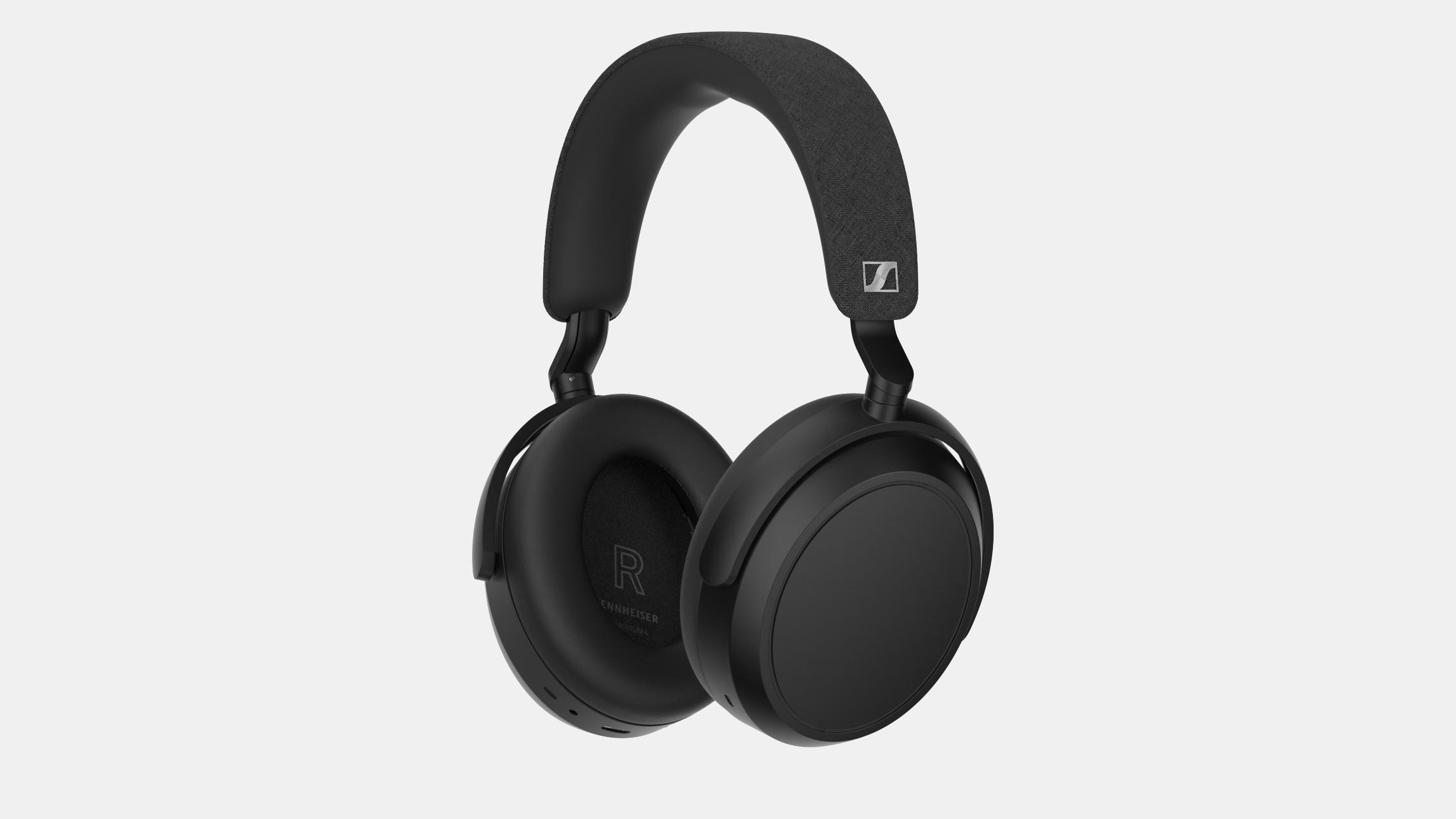 Schwarzer Sennheiser Momentum 4 Wireless Over-Ear-Kopfhörer, leichte Schrägansicht auf hellem Hintergrund.
