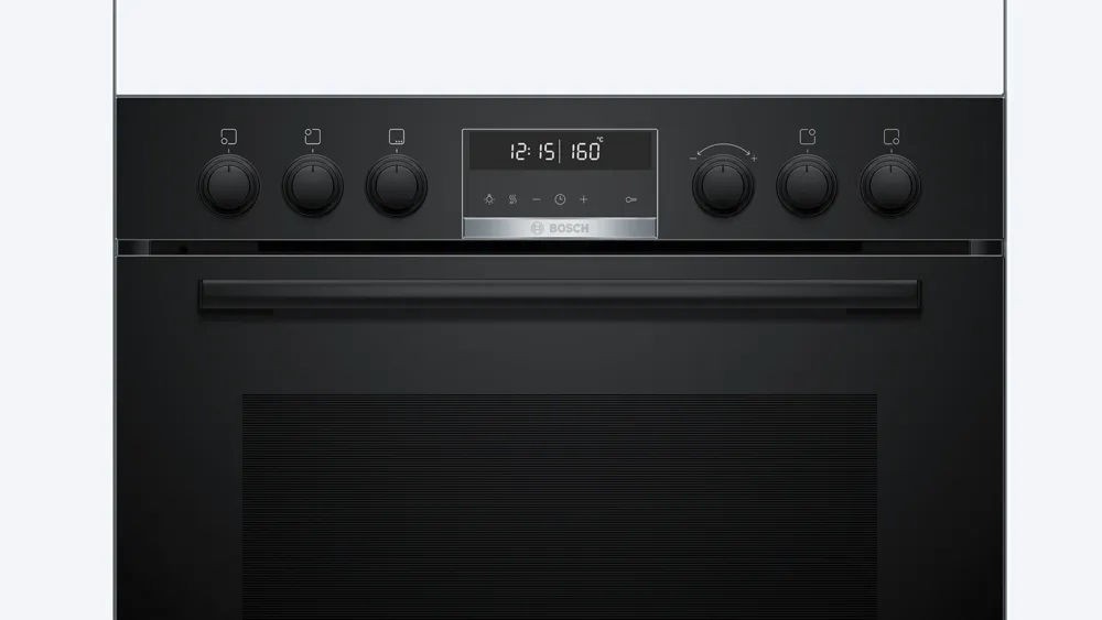 Detailansicht des Bedienfelds des Bosch HND679LS62 Backofens mit Drehreglern, digitalen Anzeigen für Uhrzeit und Temperatur.