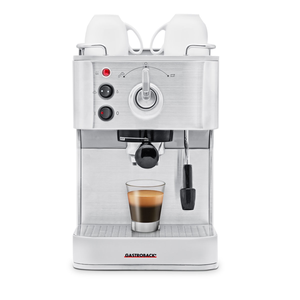 Frontalansicht der Gastroback Design Espresso Plus, polierter Edelstahl, mit einem Glas Espresso unter dem Auslauf.