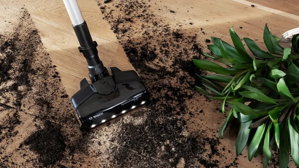 BOSCH BSS711W beseitigt mühelos verschüttete Erde einer umgekippten Pflanze – ideal für spontane Reinigungen.