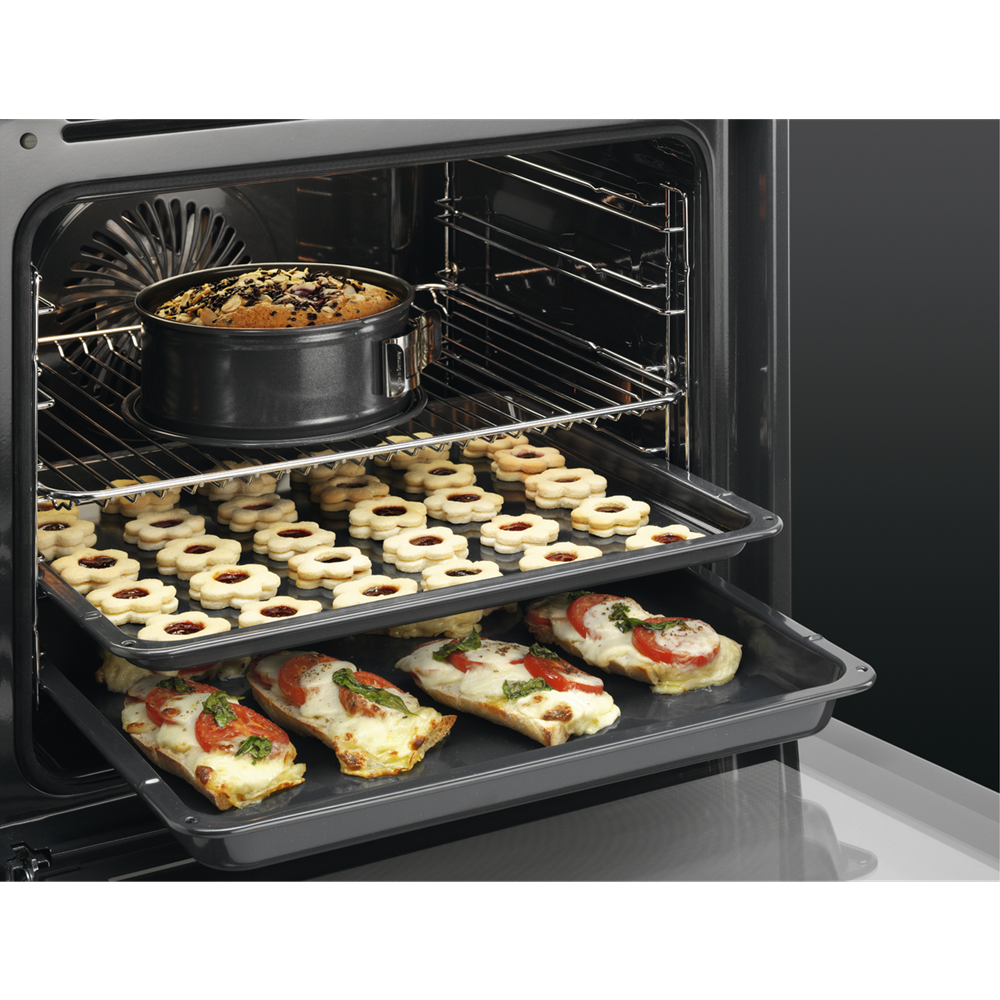 Hot air system: Even heat distribution throughout the cooking cabinet