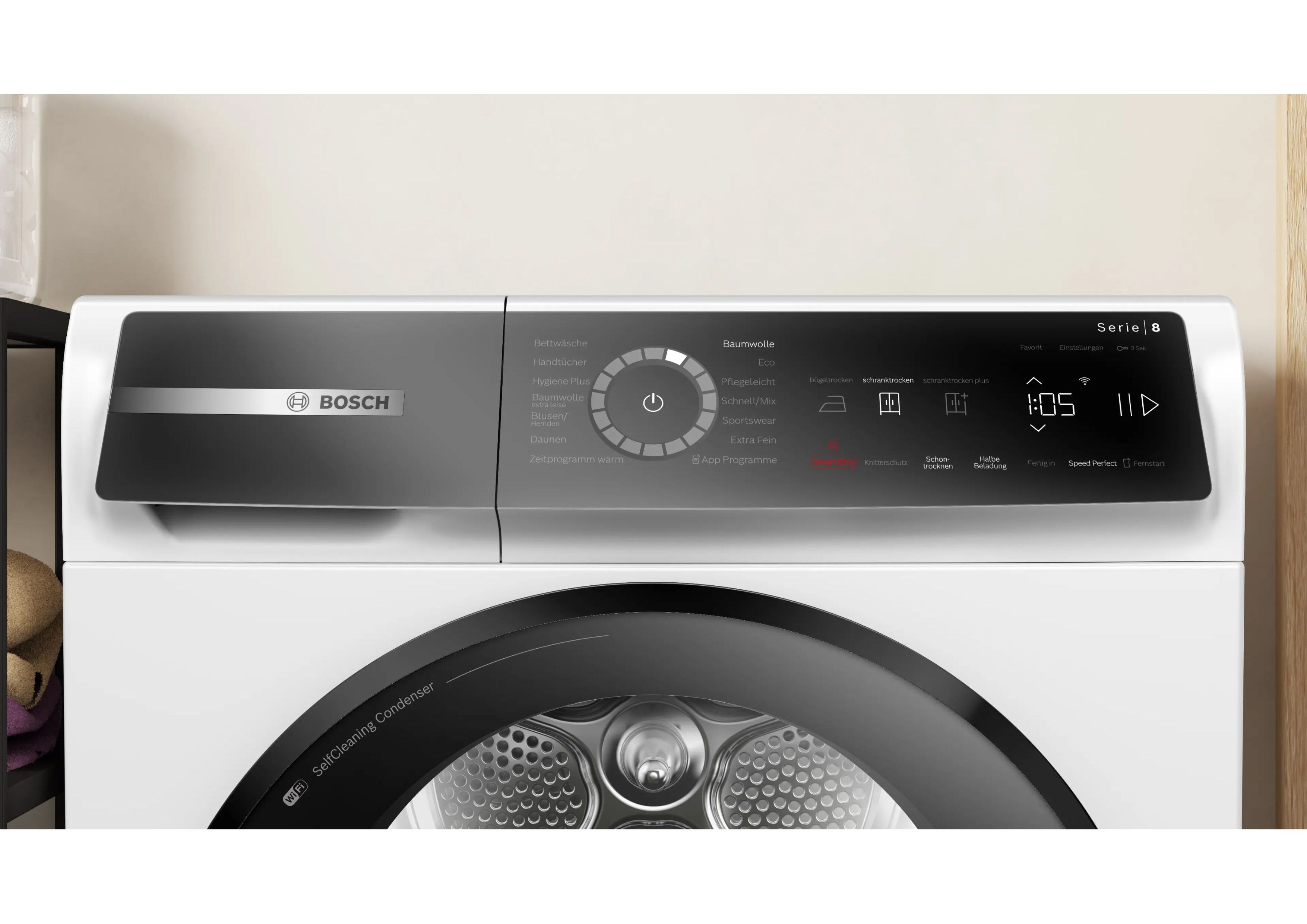 Nahaufnahme der Bedienblende des Bosch Trockners mit LED-Display und Programmwähler.