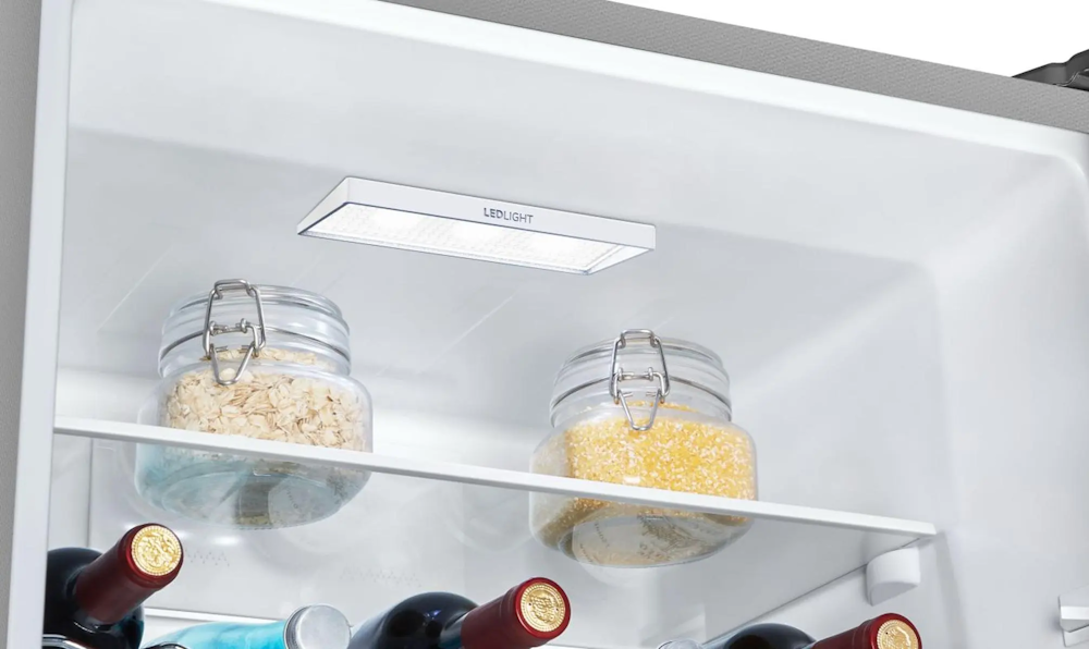 Detailansicht der LED-Innenbeleuchtung der Gorenje N619EAXL4 mit Vorratsgläsern im Kühlfach
