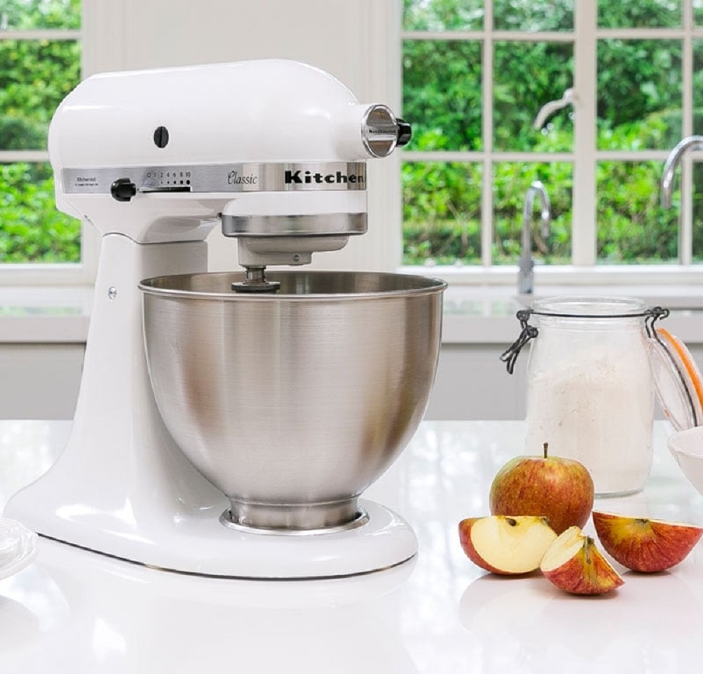KitchenAid Classic 5K45SSEWH auf einer Arbeitsplatte in der Küche