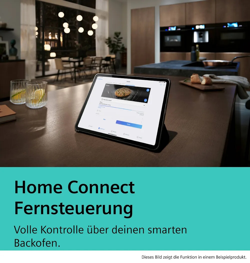 Tablet zeigt die Home Connect App zur Fernsteuerung des SIEMENS HB776G1B1 iQ700 Backofens in einer Küche