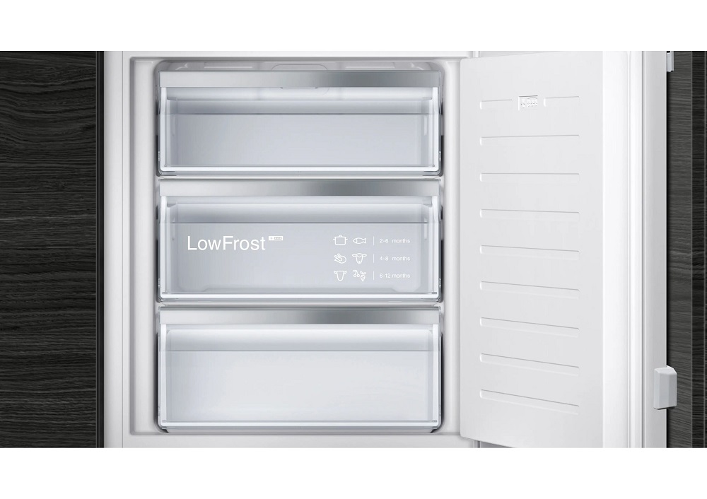 Transparente Gefriergut-Schubladen des Siemens GI11VAFE0 mit LowFrost-Technologie und Lagerzeit-Icons.