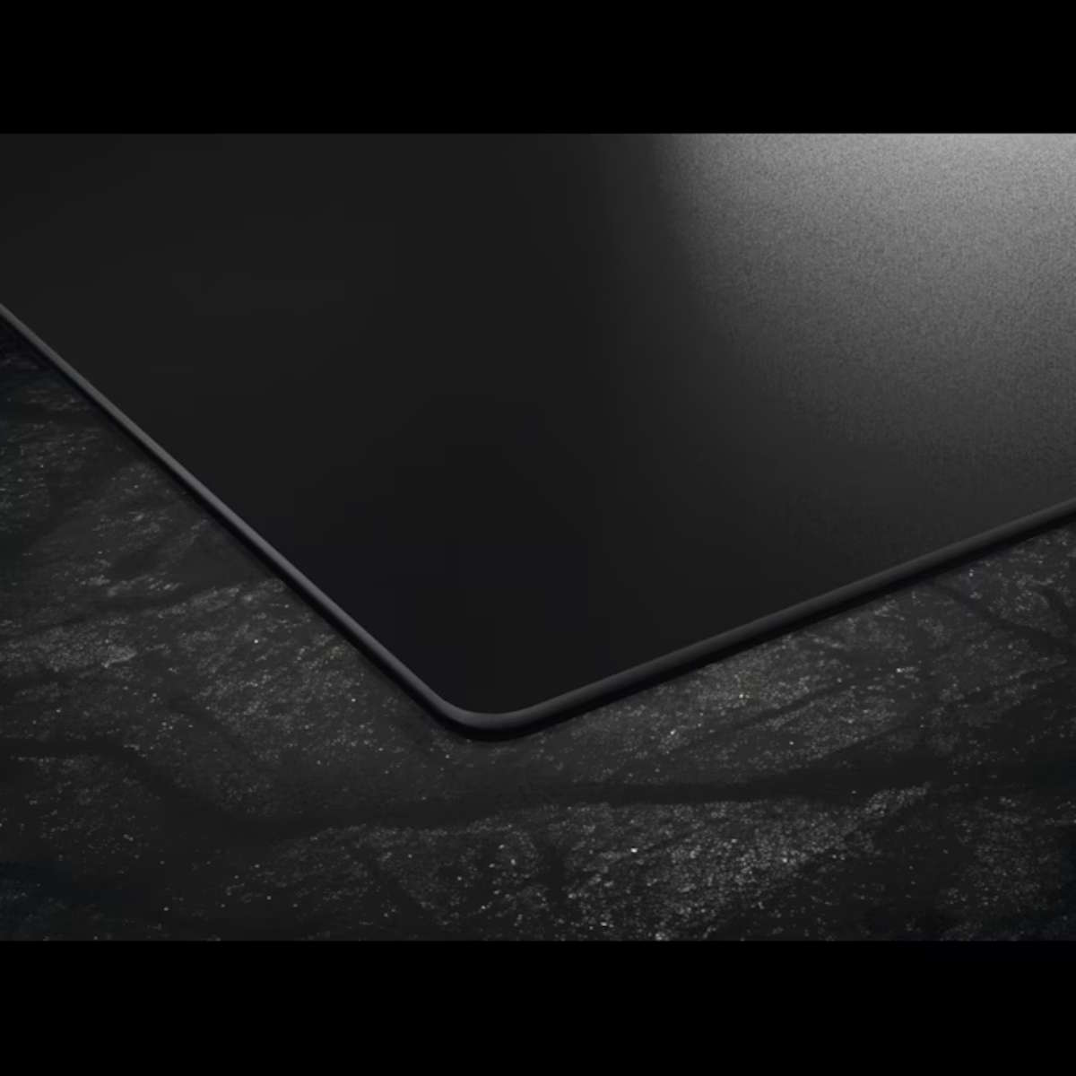 Close-up of the scratch-resistant SaphirMatt SE glass-ceramic surface by AEG.