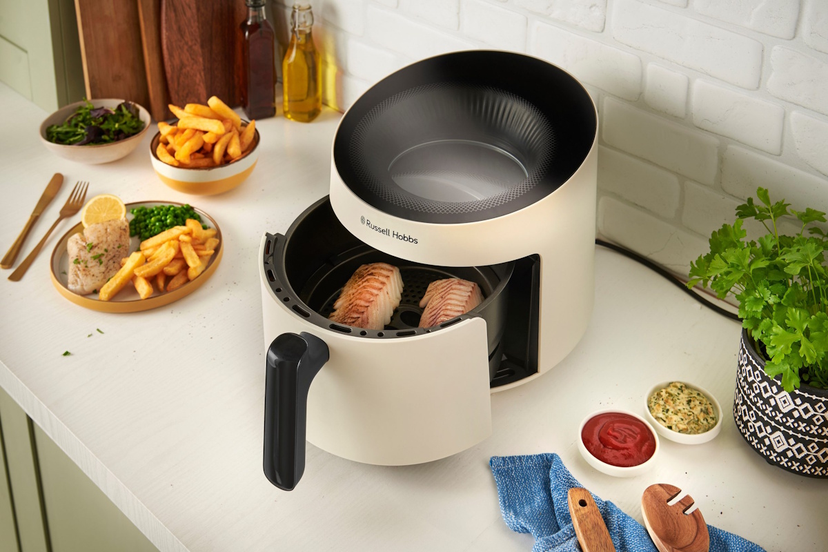 Schräge Ansicht des Russell Hobbs Airfryer mit digitalem Touchscreen