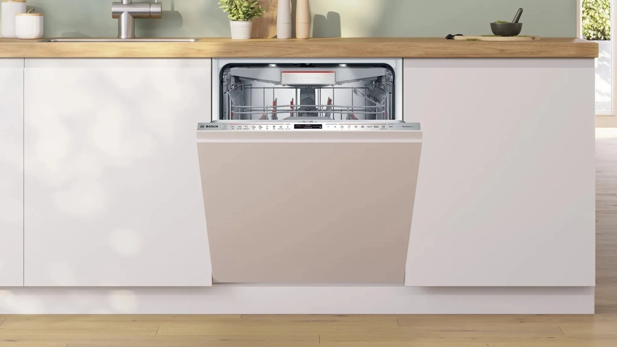 Vollintegrierter Bosch SMV8YCX02E Geschirrspüler mit 60 cm Breite, nahtlos in eine moderne Küchenzeile eingebaut.