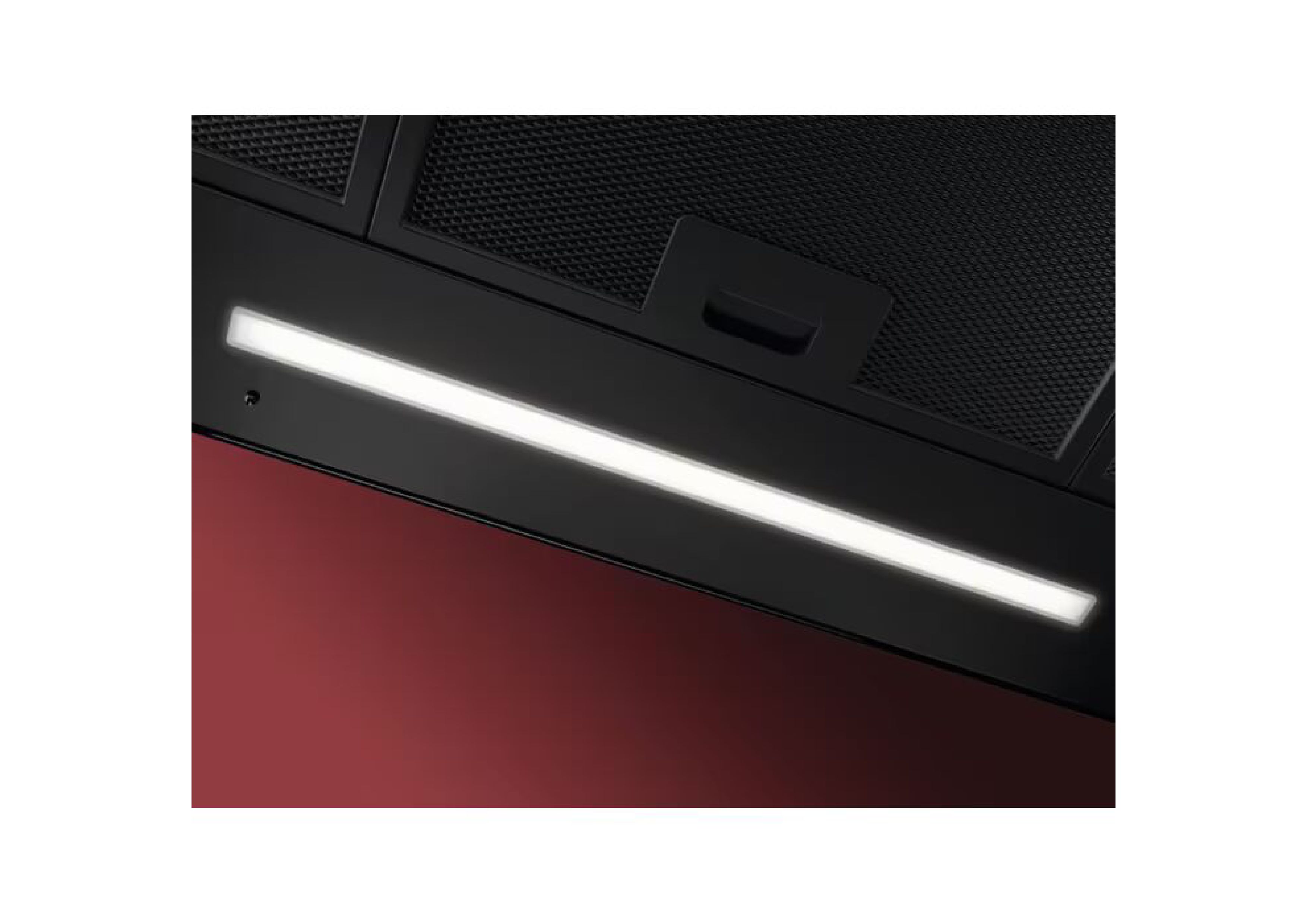 Detailansicht der Unterseite einer AEG Dunstabzugshaube mit eingeschalteter LED-Beleuchtung und Fettfiltern.