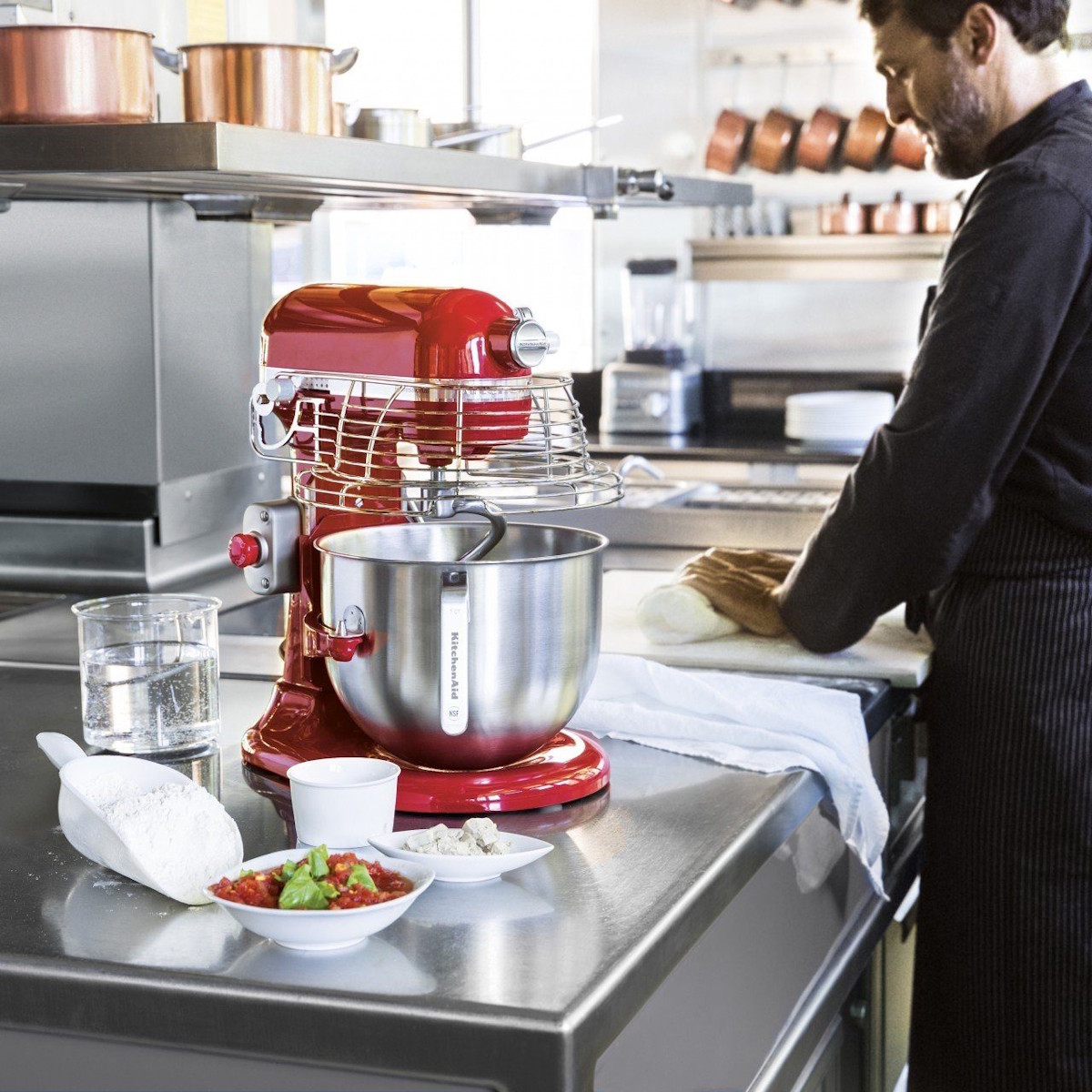 KitchenAid in der Gastro-Küche KitchenAid Professional 5KSM7990XEER Rot in einer professionellen Hotelküche