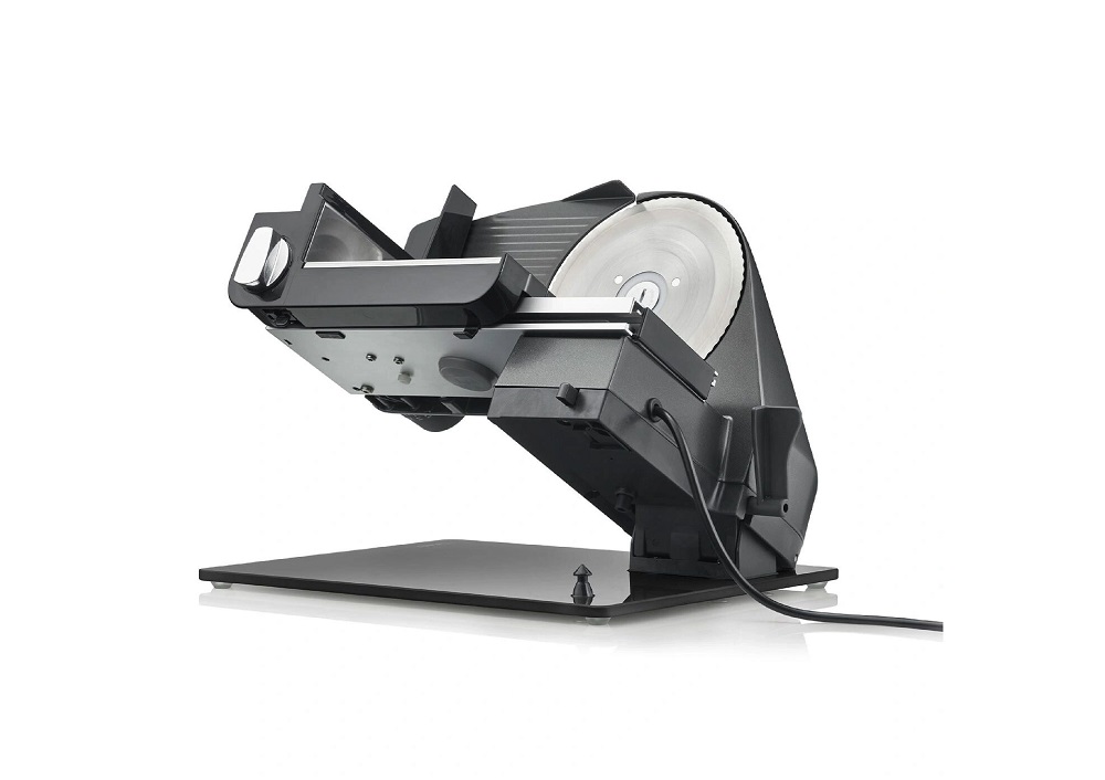 Ein um 30 Grad gekippter GRAEF Allesschneider zur Demonstration der Schrägschneider-Funktion auf einem Glastisch.