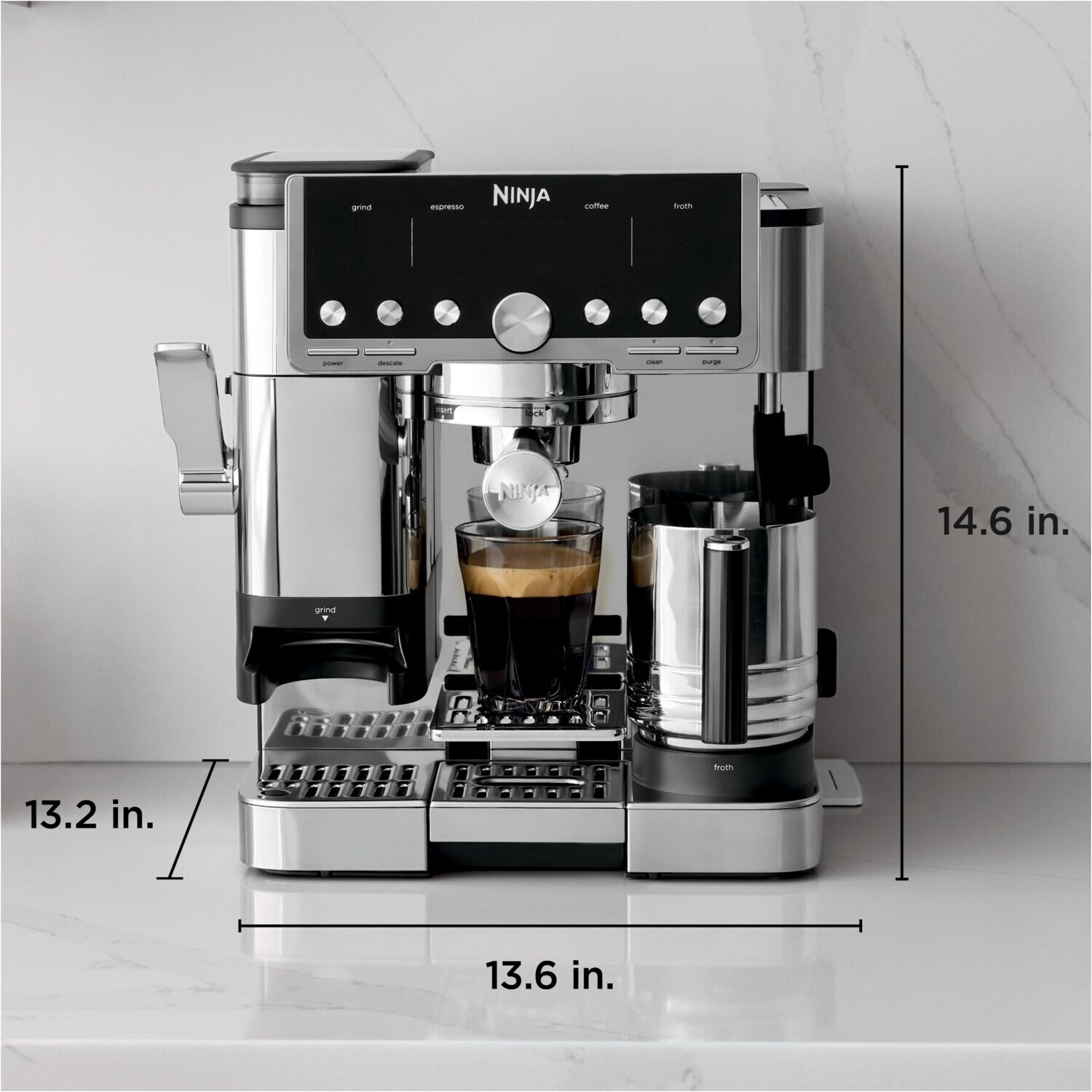 NINJA Luxe Café Pro Kaffeemaschine ES701EU mit Beschriftung der Maße: Höhe (14.6 in), Breite (13.6 in), Tiefe (13.2 in)