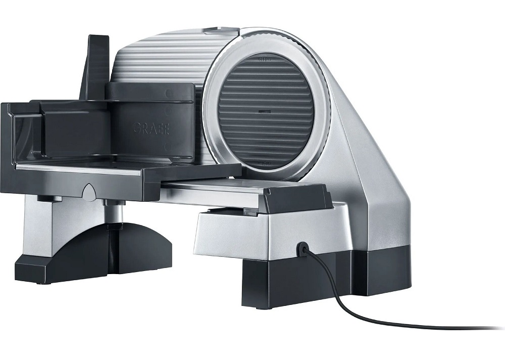 Rückansicht des Graef SKS 500 Allesschneiders zeigt den Schlitten, das Messergehäuse und das schwarze Netzkabel.