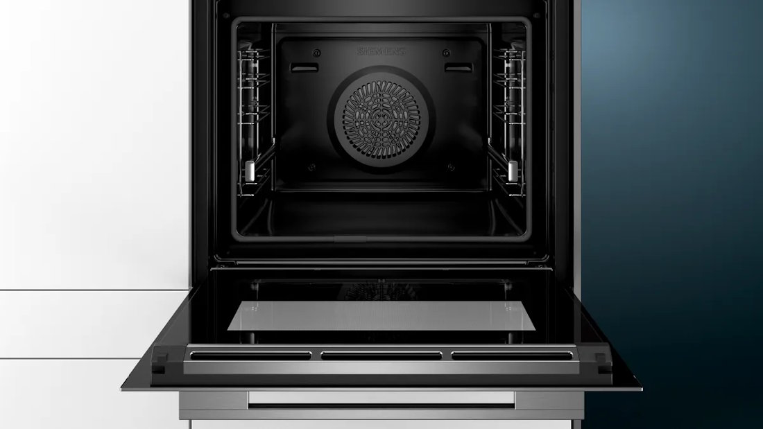 Innenraum des Siemens HB676G0S1 Einbau-Backofens mit Beleuchtung