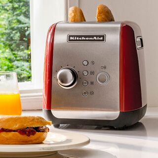 KitchenAid 5KMT221EER Toaster in Empire Red, als Szenebild auf einer Küchenarbeitsplatte in Benutzung.