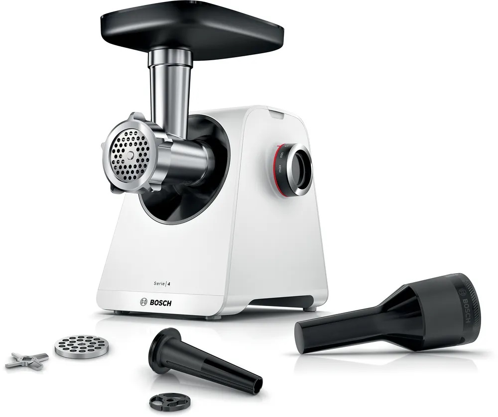 Weißer Bosch Serie 4 Kompakt-Fleischwolf MFWS420W mit glänzendem Metallaufsatz und verschiedenen Zubehörteilen wie Lochscheiben und Stopfern, auf weißem Hintergrund.