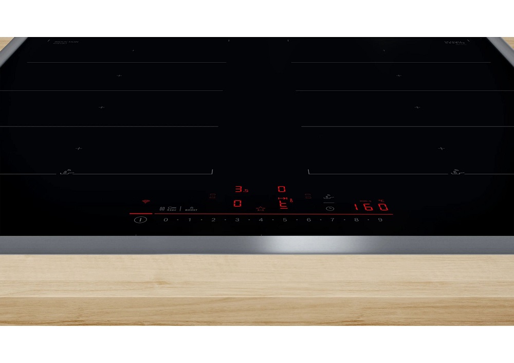 Detailaufnahme der vorderen Glaskante und des flachen Edelstahlrahmens mit der DirectSelect-Touch-Bedienung, die rot leuchtende Zahlen, Timer-Optionen und das Bosch-Logo zeigt.