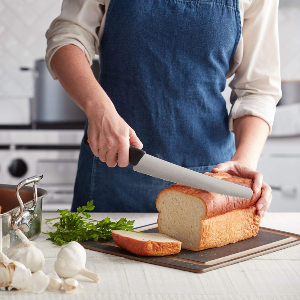 Brot schneiden mit Victorinox Victorinox Brotmesser schneidet ein Brot auf einem Schneidebrett