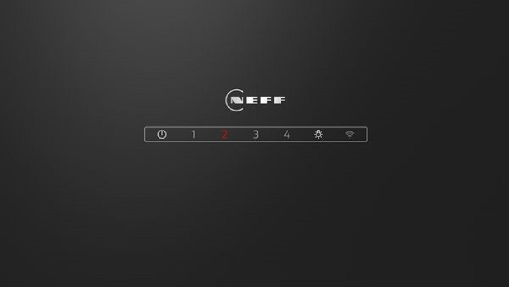 Lifestyle-Bild der NEFF Dunstabzugshaube über einem Kochfeld, integriert in eine helle, moderne Küche.