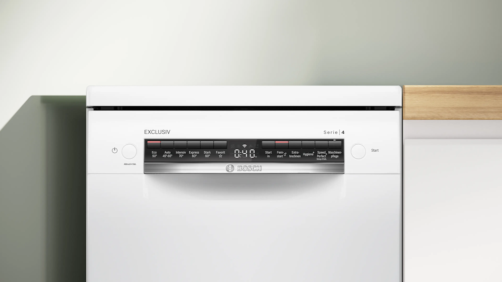 Nahaufnahme der Bedienblende des Bosch SPS4EMW02D mit Programmwahl, Display und Home Connect Symbol