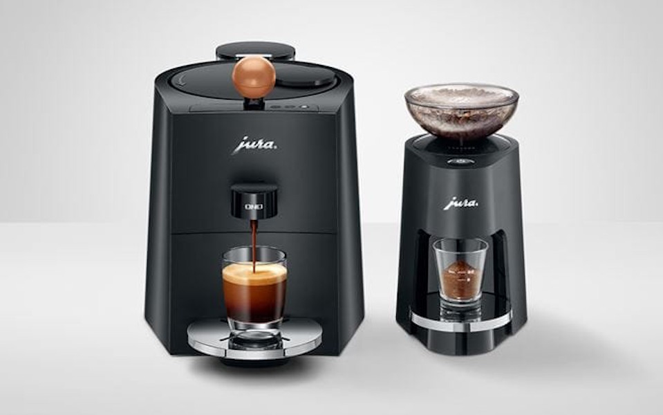 JURA ONO Kaffeemaschine neben einer JURA P.A.G. Premium-Kaffeemühle