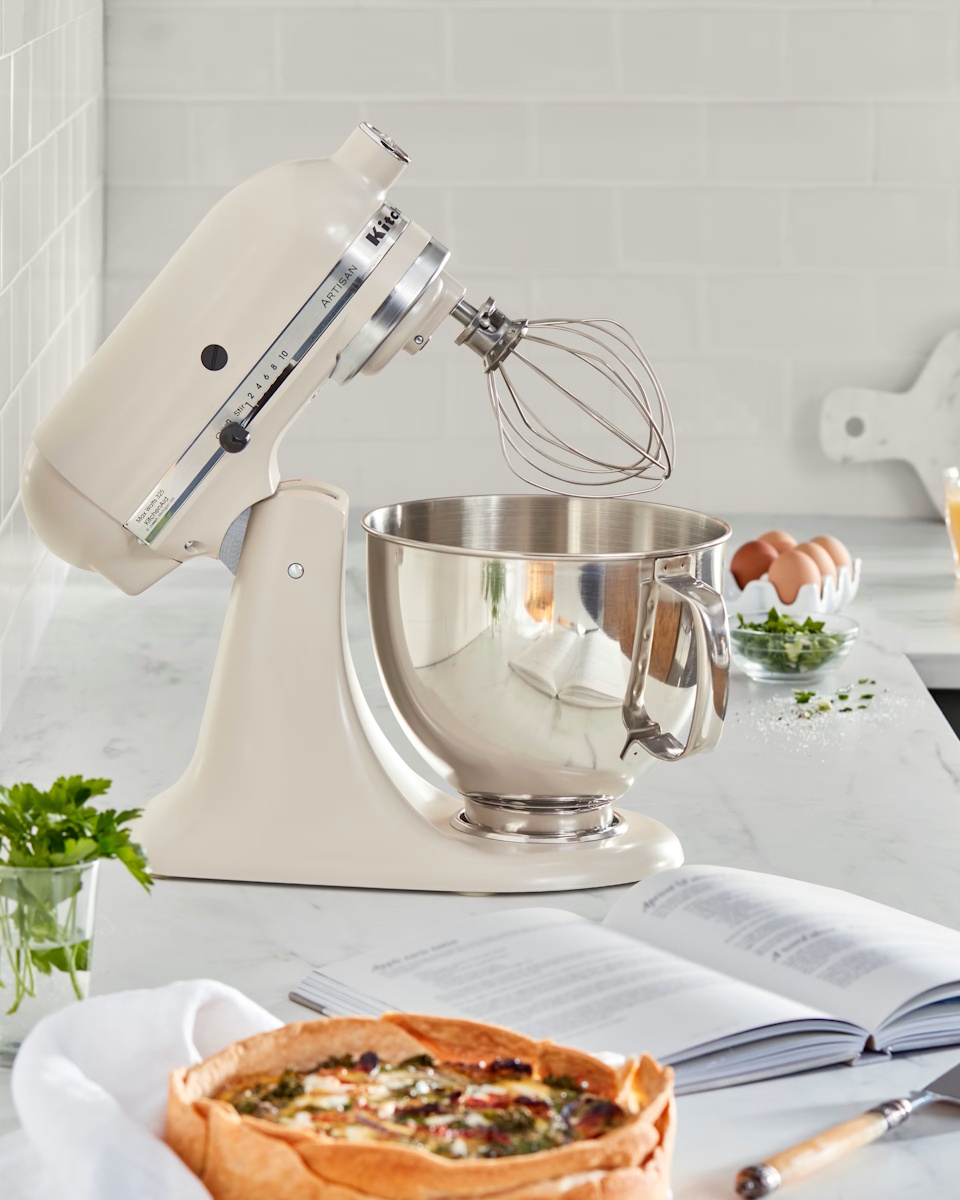 KitchenAid Artisan Milkshake als dekoratives Element auf einer Küchenarbeitsplatte.