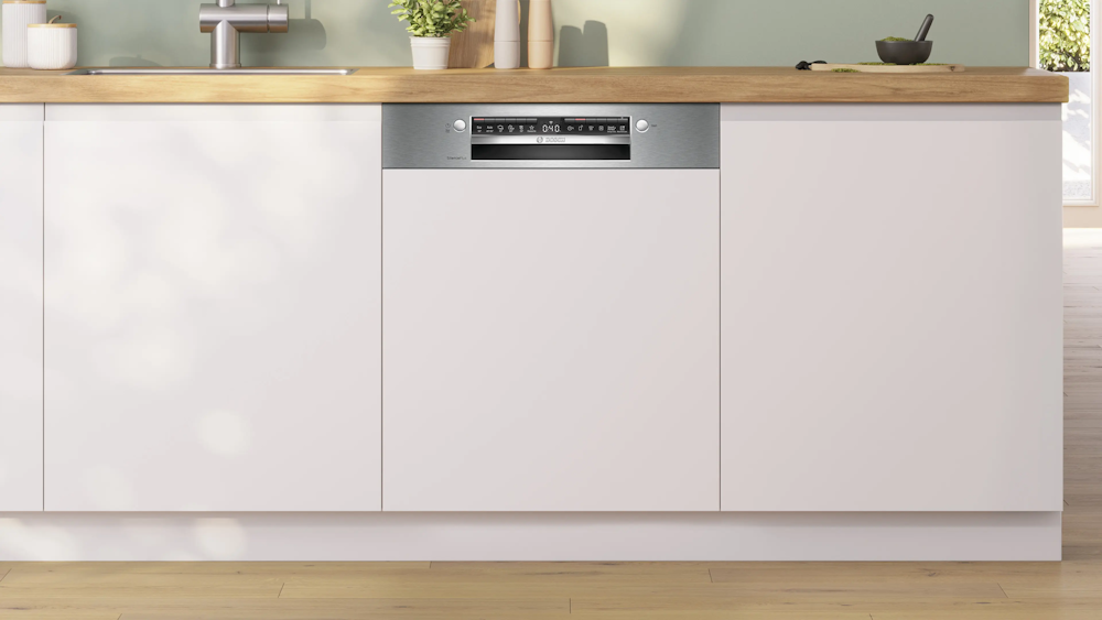 Bosch SBI4ECS28E integrierbarer Geschirrspüler eingebaut in weiße Küchenzeile mit Holzarbeitsplatte