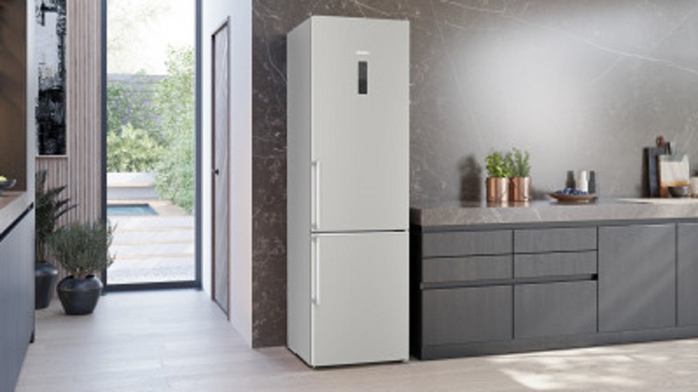 Siemens KG39NAICT iQ500 Kühlschrank in moderner Küche, Szenebild mit geöffneter Tür