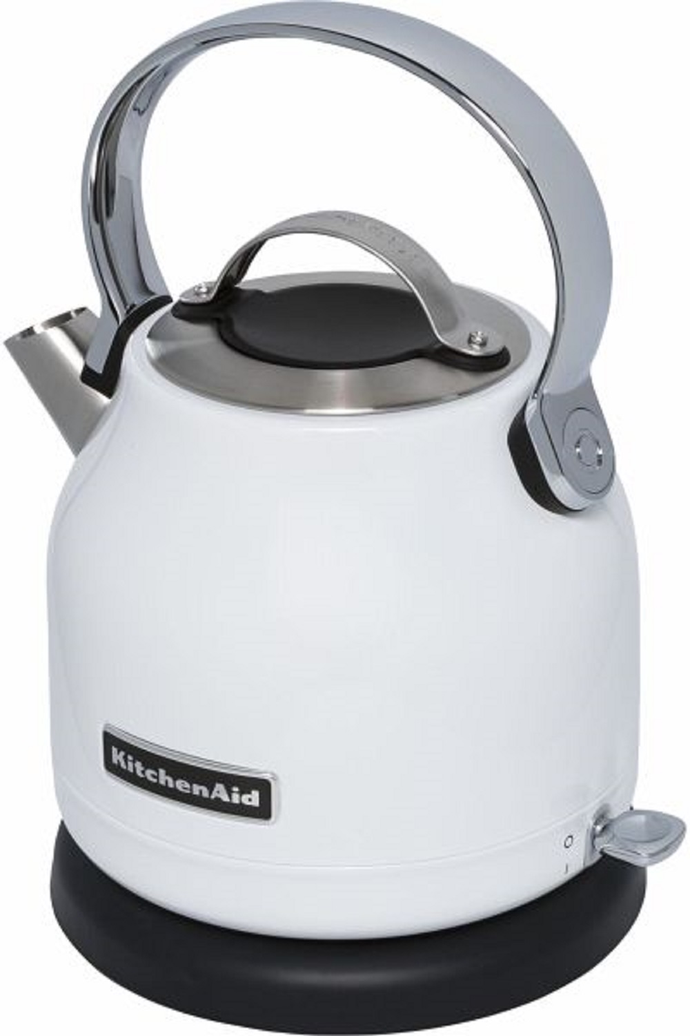 KitchenAid Wasserkocher 5KEK1222EWH – Rückansicht mit Ein-/Ausschalter Rückansicht des KitchenAid Wasserkochers 5KEK1222EWH in Weiß mit sichtbar beleuchtetem Ein-/Ausschalter.