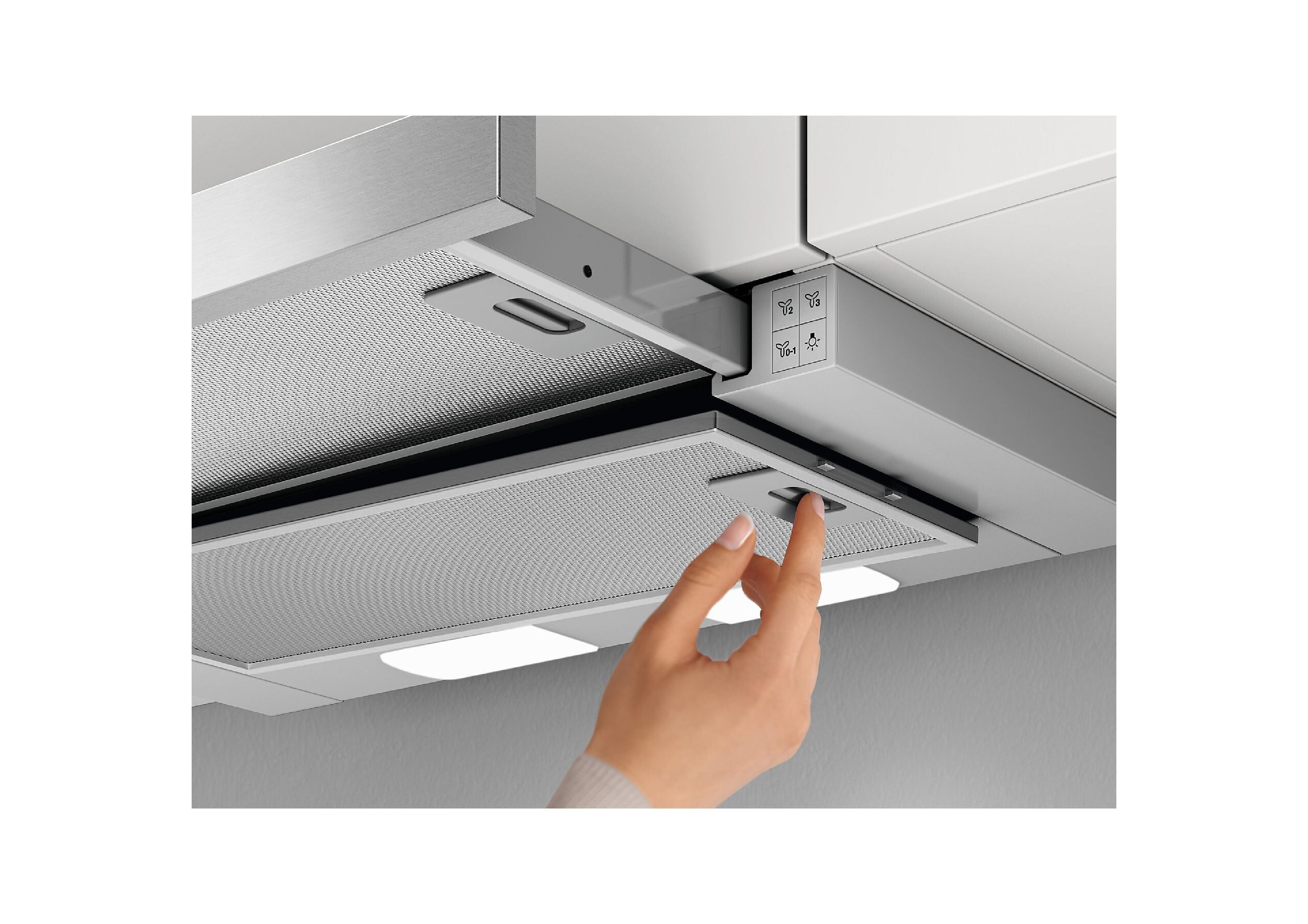 Eine Hand bedient den Entriegelungsmechanismus des Metallfettfilters an der Unterseite der Dunstabzugshaube.