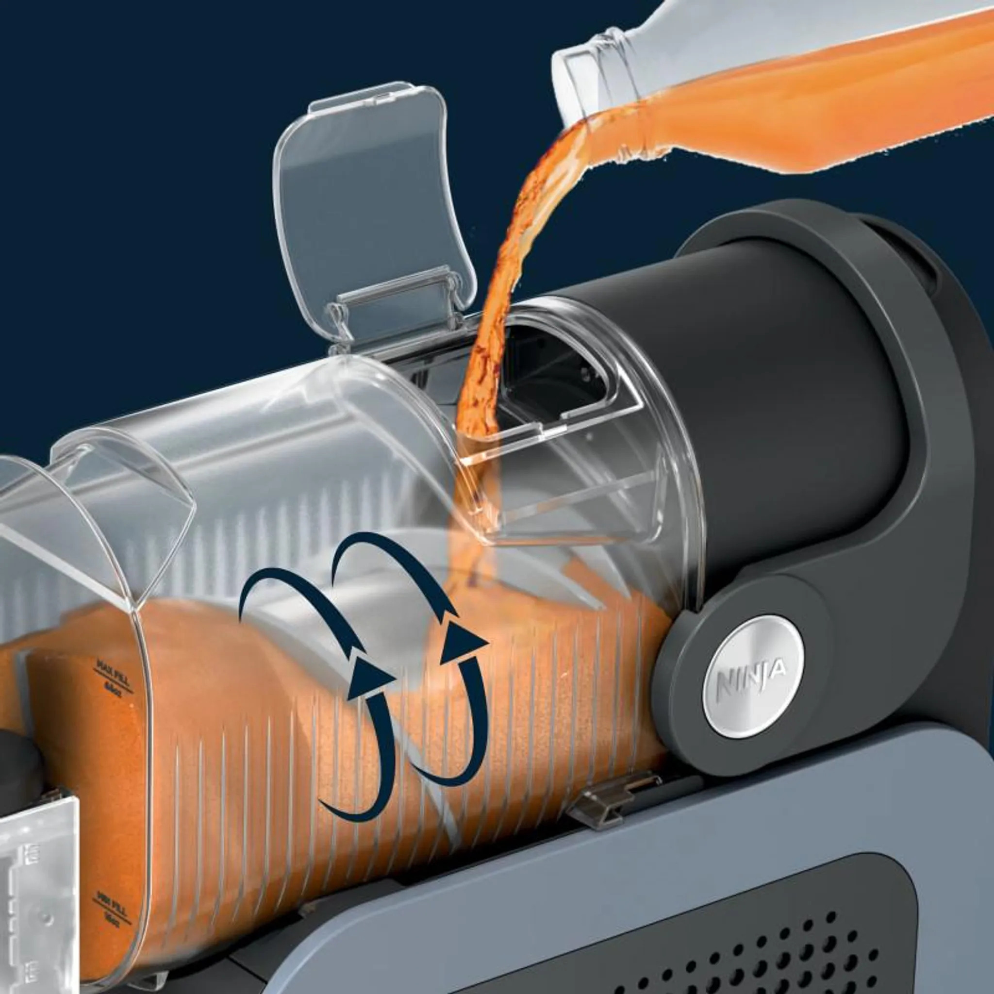 Orangensaft wird in den Behälter des NINJA SLUSHi FS301EU gefüllt, um Frozen Juice zuzubereiten