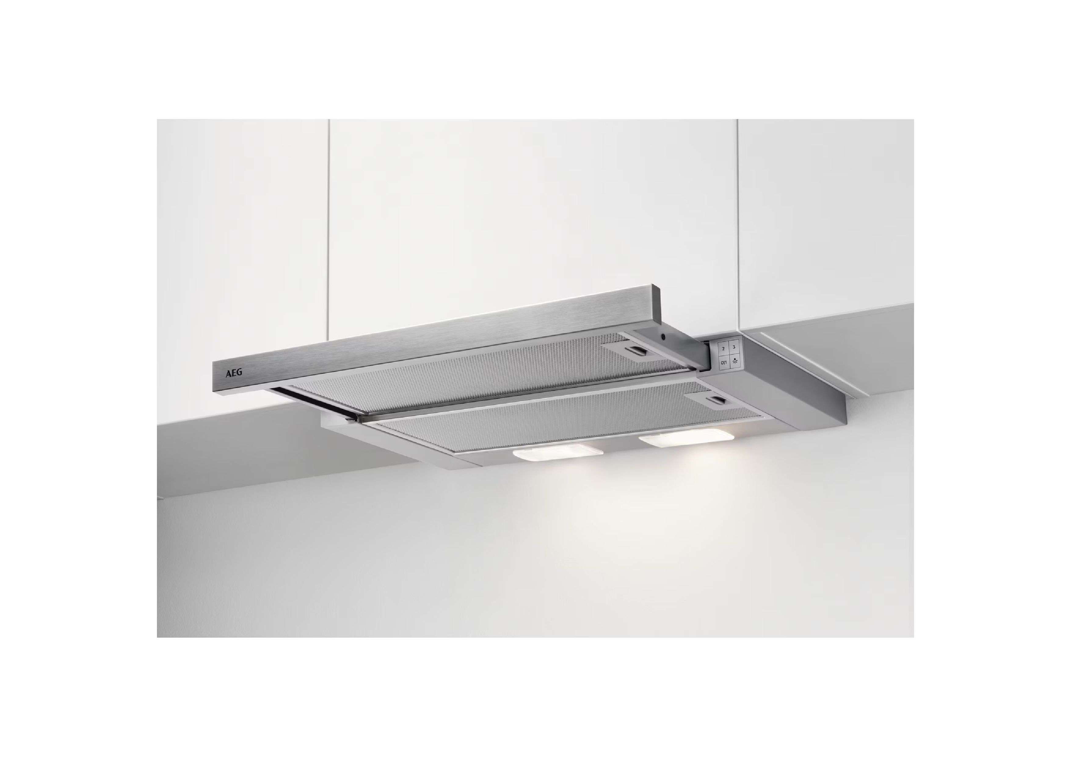 Eine moderne AEG Flachschirm-Dunstabzugshaube aus Edelstahl, im ausgezogenen Zustand unter einem weißen Küchenschrank montiert.