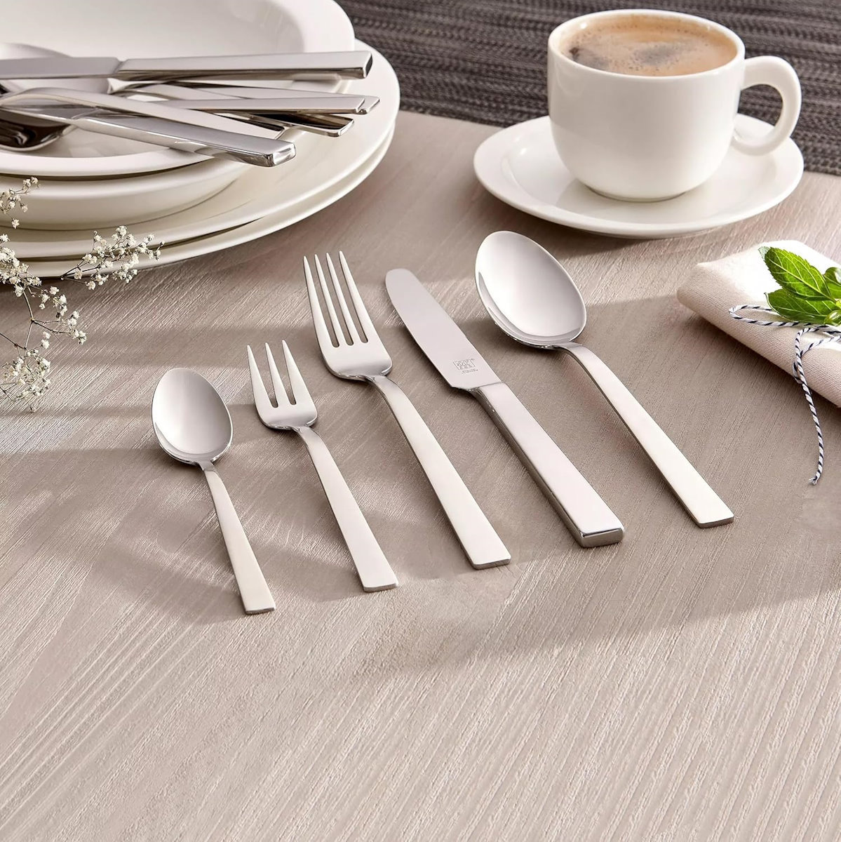 ZWILLING King Besteck auf Festtafel – Eleganz für Ihr Zuhause ZWILLING King 60-teiliges Edelstahl-Tafelservice auf festlich gedecktem Tisch, ideal für Familien und besondere Anlässe. Zeigt Messer, Gabeln, Löffel, Teelöffel und Kuchengabeln in eleganter Anordnung.