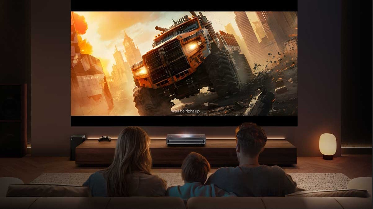 Hisense PX3 Pro projiziert ein farbintensives Kinobild in einem modern eingerichteten Wohnzimmer