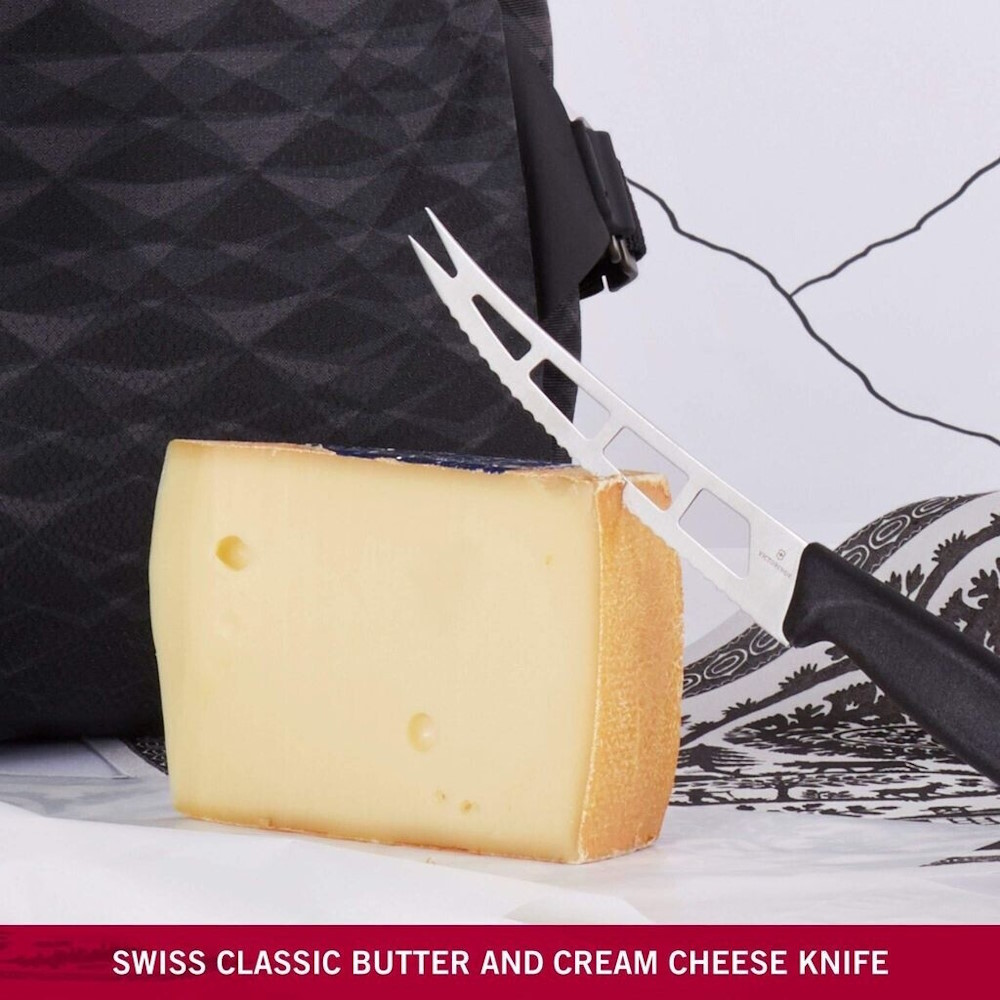 Victorinox Käsemesser schneidet mühelos eine Scheibe Weichkäse. 