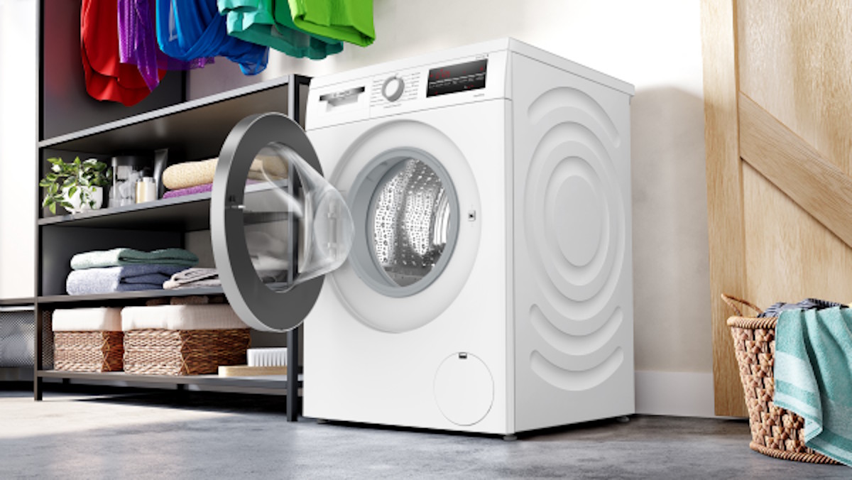 Blick in die Edelstahltrommel der Bosch WUU28T71 mit 8kg Fassungsvermögen.