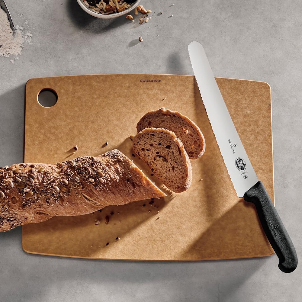 Victorinox Fibrox Brotmesser auf Schneidebrett mit Brot
