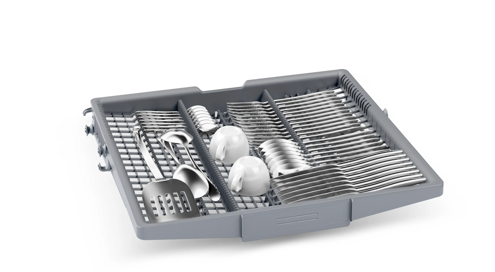 Besteckkorb des Bosch SBI4ECS28E beladen mit Besteck und Tassen
