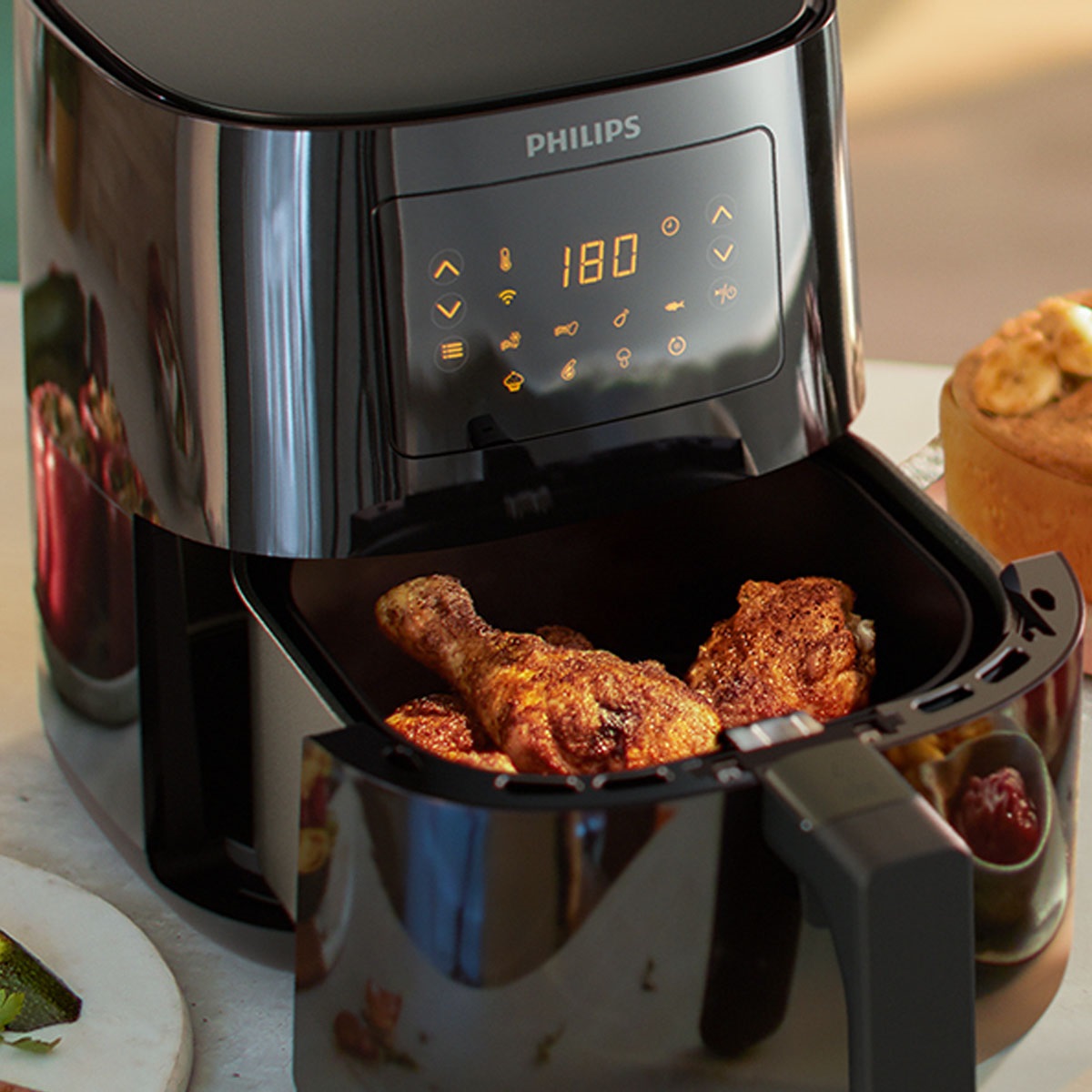 Philips Airfryer Essential Compact HD9255/90 fertige Hähnchenteile in der Schublade
