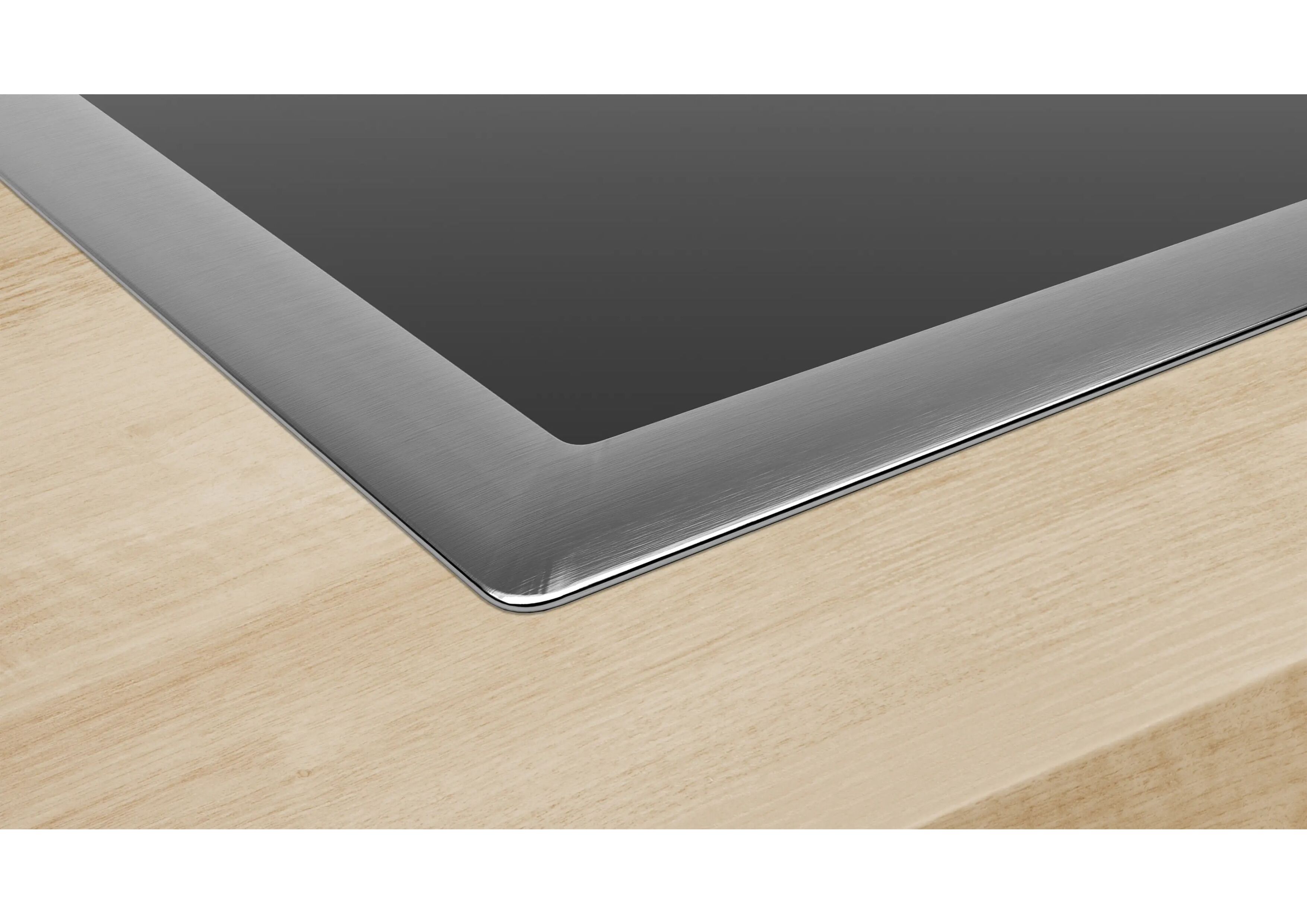 Nahaufnahme der flachen Edelstahl-Rahmenkante des Bosch Kochfelds auf einer hellen Arbeitsplatte.