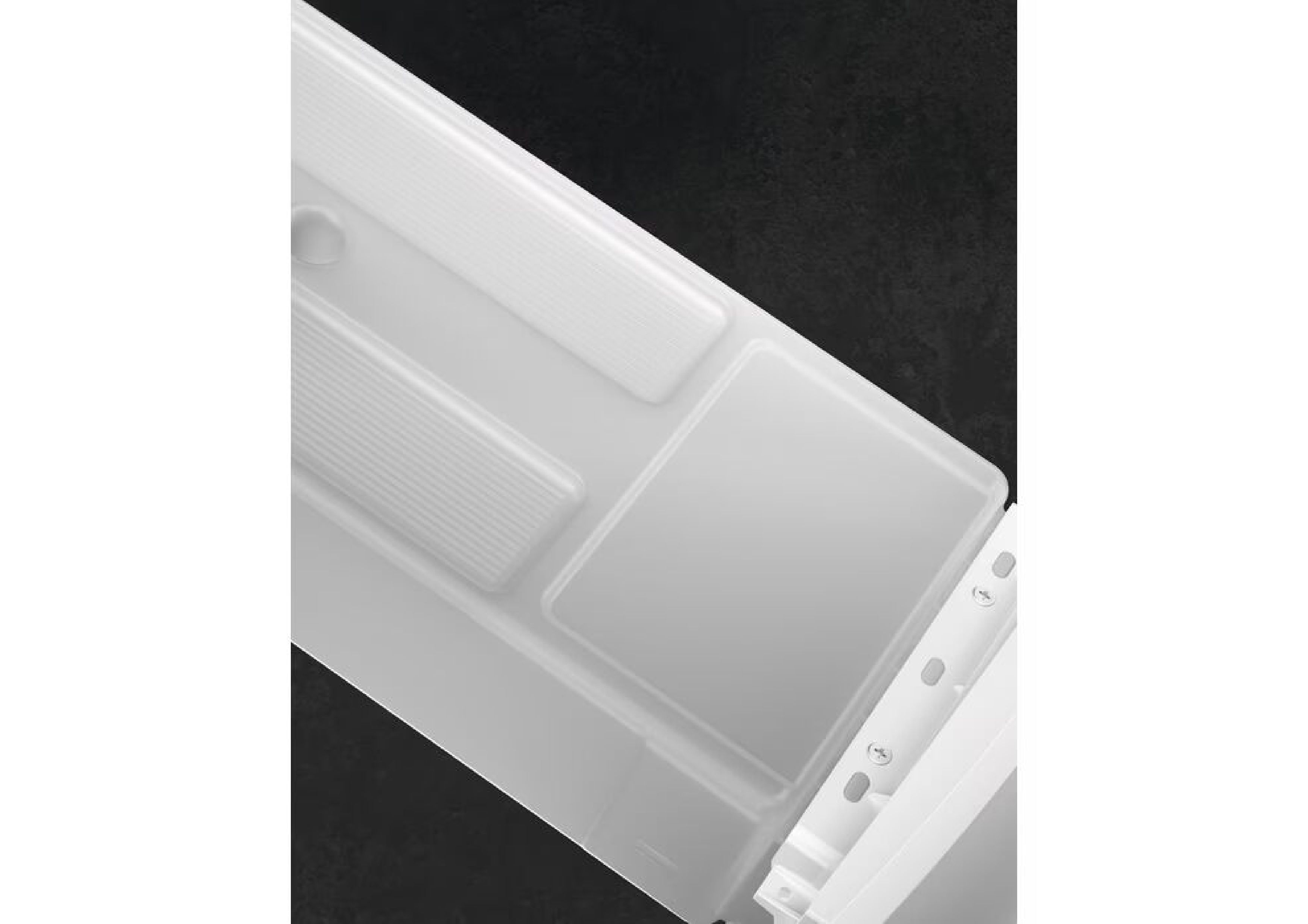 Nahaufnahme der strukturierten weißen Seitenwand eines AEG Trockners zur Vibrationsdämpfung