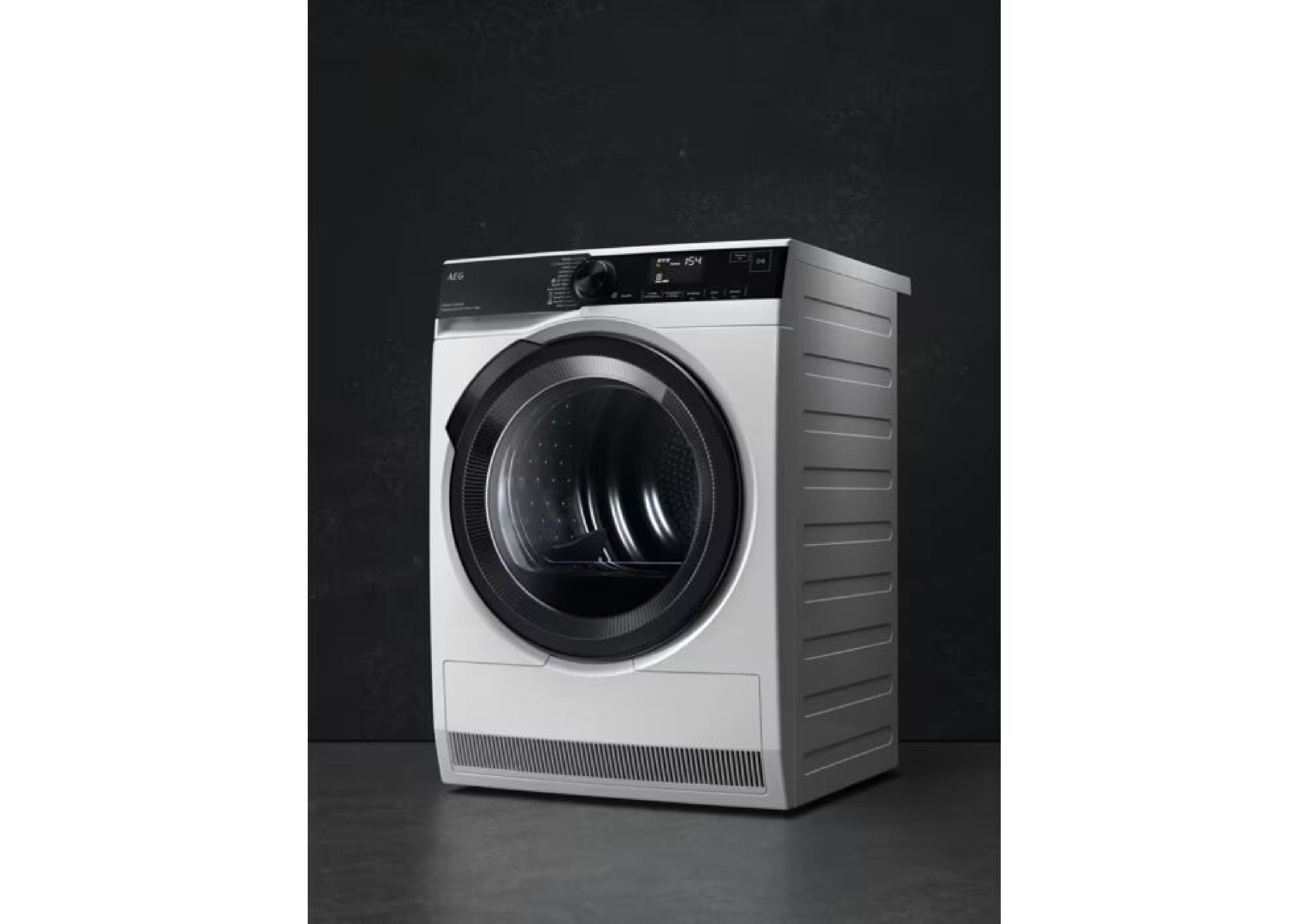 Schräge Seitenansicht eines freistehenden AEG Wärmepumpentrockners vor dunklem Hintergrund